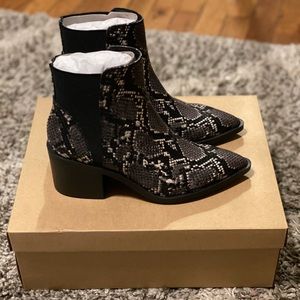 NWT Steve Madden “Arrive” boot Grey Snake Print